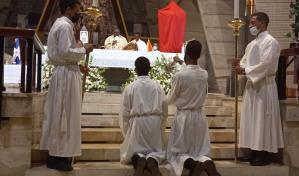 Sin lavatorio de pies, celebran misa de la cena del Señor en la basílica de Higüey