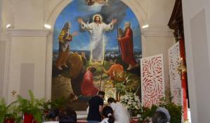 Miles asisten a los templos de Santiago durante este Viernes Santo