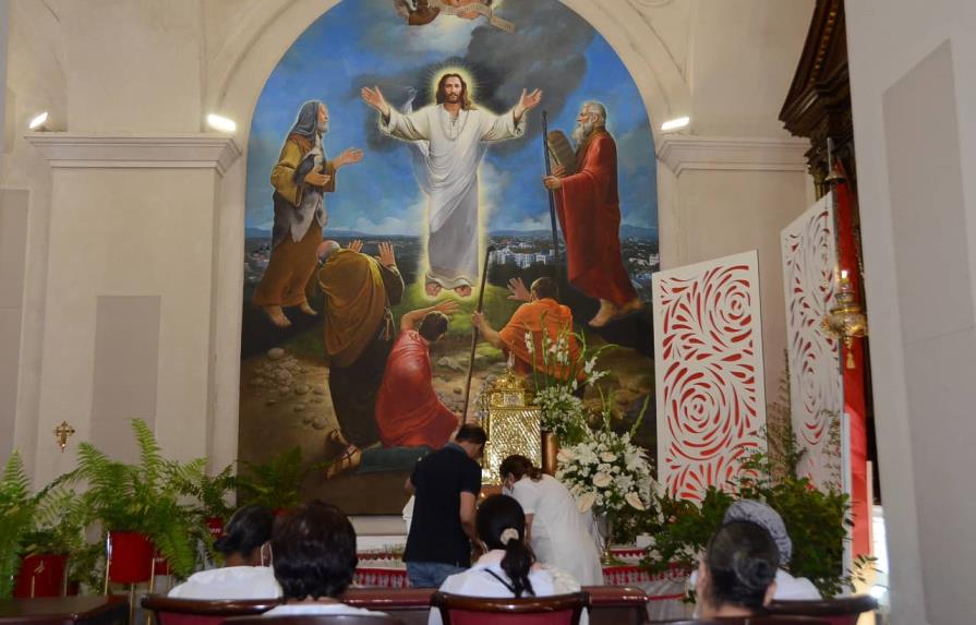 Miles asisten a los templos de Santiago durante este Viernes Santo