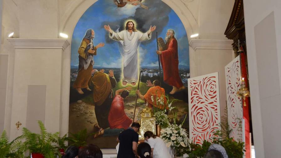 Miles asisten a los templos de Santiago durante este Viernes Santo