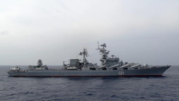 Rusia pierde buque de guerra, dice que aumentará los ataques en Kiev