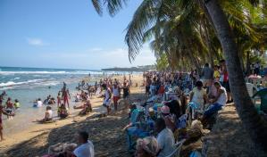 Ciudadanos disfrutan playas de San Cristóbal este Sábado Santo
