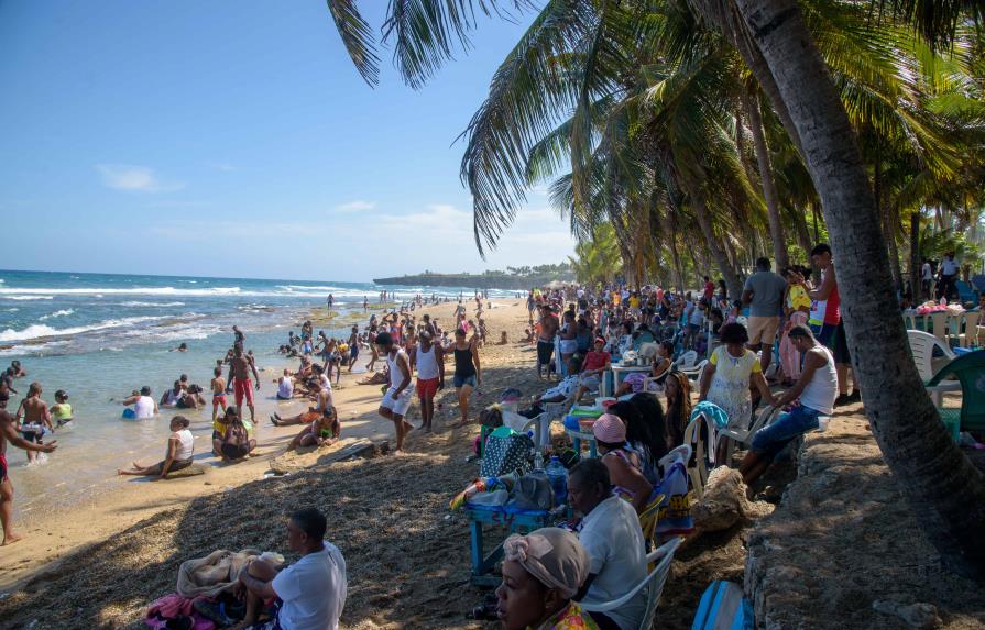 Ciudadanos disfrutan playas de San Cristóbal este Sábado Santo