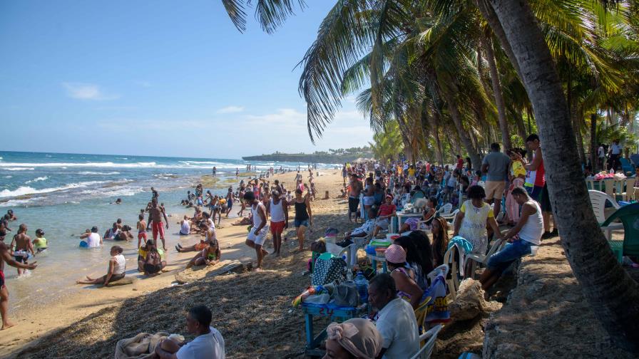 Ciudadanos disfrutan playas de San Cristóbal este Sábado Santo