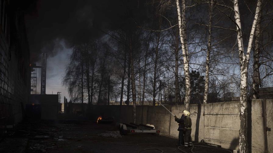 Rusia bombardea otra fábrica de armamento cerca de Kiev y sanciona a primer ministro británico