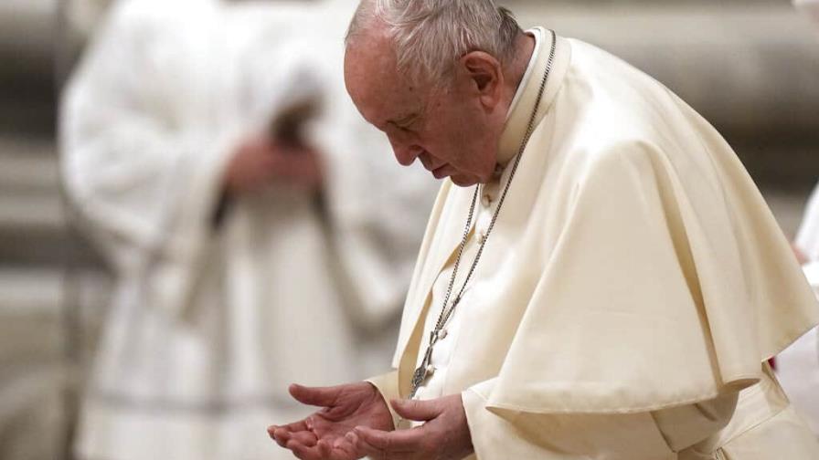 El papa pide gestos de paz ante los horrores de la guerra en Vigilia Pascual