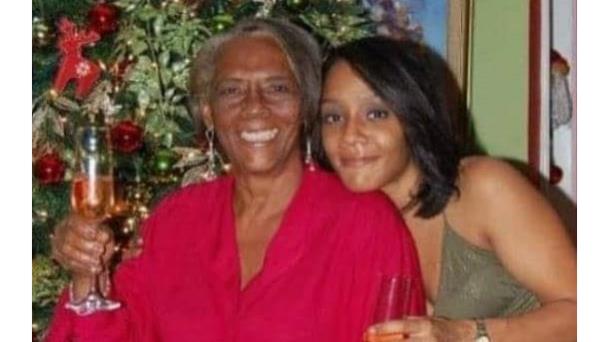 Velan restos de doña Reina Pérez, madre de Raquelita Guerra