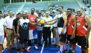 En baloncesto playero de Hato Mayor/Vicentillo; Teruel hace el saque de honor