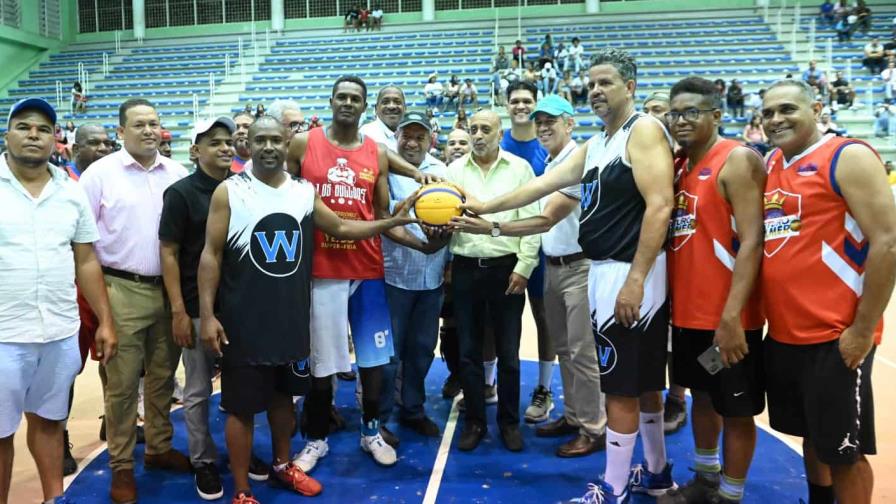 En baloncesto playero de Hato Mayor/Vicentillo; Teruel hace el saque de honor