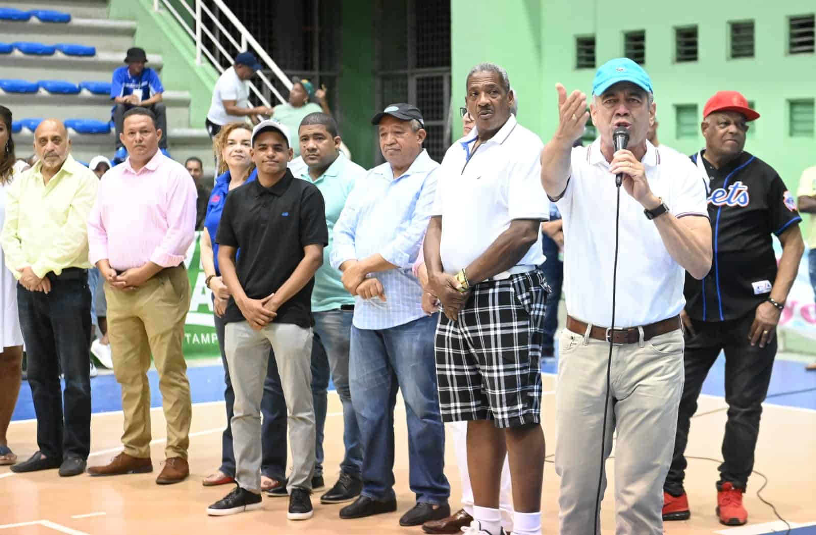 Rubén Darío Cruz, derecha, habla en la apertura del torneo de baloncesto playero del Festival Deportivo, Hato Mayor Vicentillo, 2022: