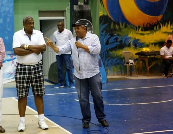 Amado de la Cruz, alcalce de Hato Mayor, habla en la apertura del torneo de baloncesto playero Festival Deportivo Hato Mayor/Vicentillo 2022.