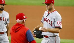 Los Angelinos de Anaheim ganan pese a boleto intencional con bases llenas