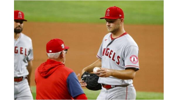 Los Angelinos de Anaheim ganan pese a boleto intencional con bases llenas