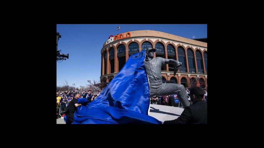 Develan estatua de Seaver en Citi Field