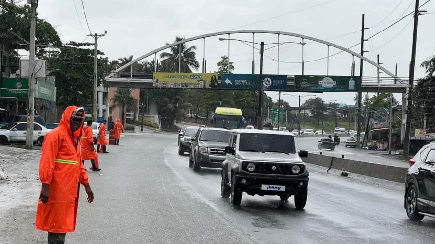 Regulan tránsito en el kilómetro 22 de la autopista Duarte tras inundaciones Regulan tránsito en el kilómetro 22 de la autopista Duarte tras inundaciones