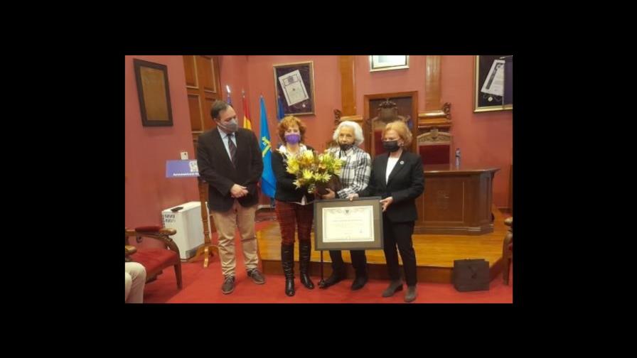 Emigrante Ana María Busto recibe reconocimiento del Ayuntamiento de Villaviciosa