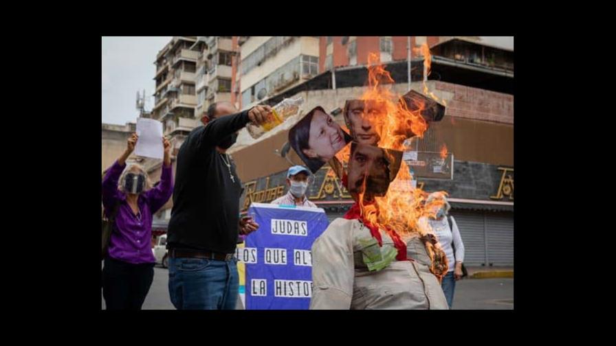 Venezolanos queman figuras de Maduro y Putin para recrear la muerte de Judas