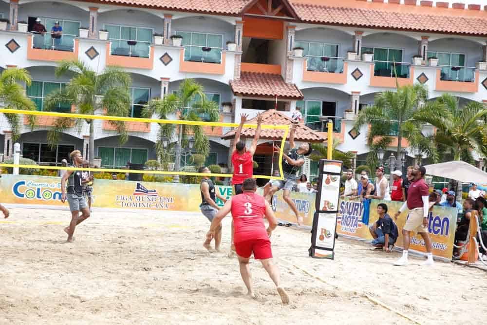 Acción en el torneo de voleibol y playero del Festival Deportivo Semana Santa Hato Mayor/Vicentillo 2022, que se celebra en las canchas de arena del Rancho Turístico Doña Callita.&nbsp;