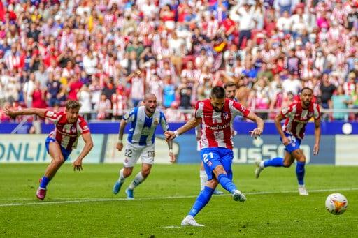 Benzema corona la remontada del Real Madrid en Sevilla y se acercan al título