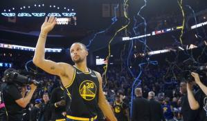 Stephen Curry regresa y los Warriors ganan el primero de la serie