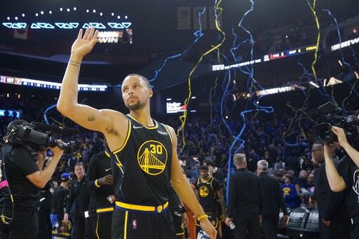 Stephen Curry regresa y los Warriors ganan el primero de la serie