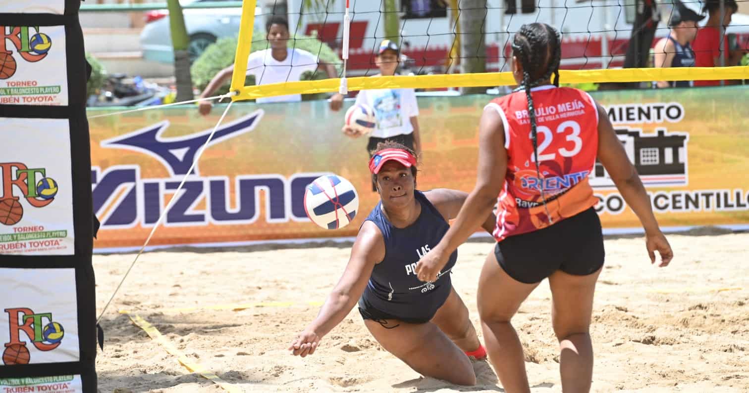Acción en el torneo de voleibol y playero del Festival Deportivo Semana Santa Hato Mayor/Vicentillo 2022, que se celebra en las canchas de arena del Rancho Turístico Doña Callita.