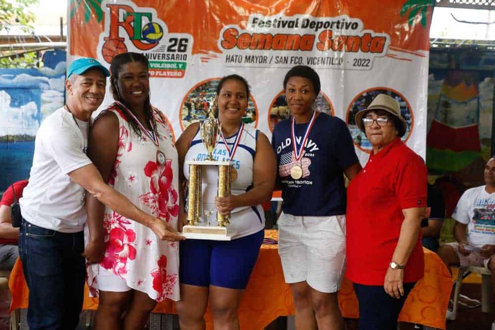 El equipo las Poderosas, compuesta por Flor Ángel Colón, Doraliza Mato y Isaury Restituyo, fue el ganador en la categoría máster femenina, en el torneo de voleibol y baloncesto playero del Festival Deportivo Hato Mayor/Vicentillo 2022.&nbsp;