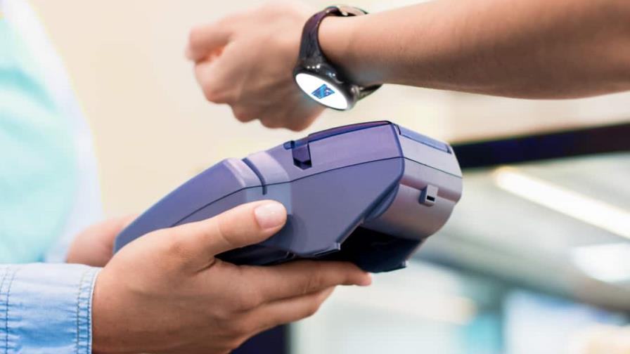 Banco Popular y Visa habilitan pagos sin contacto en relojes Fitbit y Garmin 