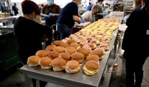 Cocina solidaria de José Andrés sigue en Jarkóv tras ataque con 4 heridos