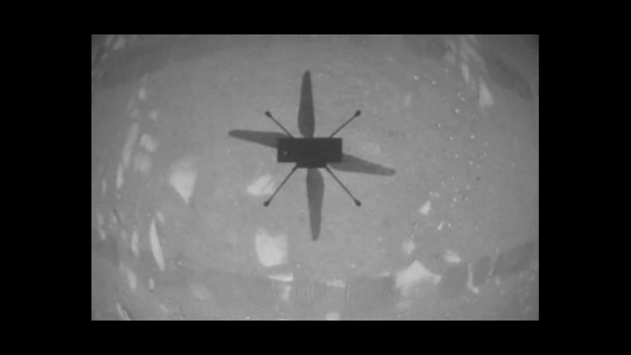 Ingenuity, el pequeño helicóptero que sigue volando en Marte un año después