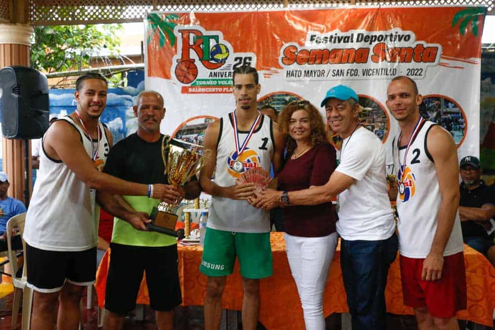 Puñal reciben 150 mil pesos como ganador del primer lugar en la categoría libre del voleibol playero de Hato Mayor/Vicentillo 2022.