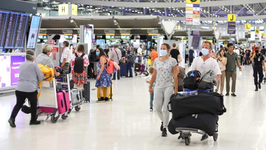 Jueza de EEUU anula mandato de uso de mascarilla obligatoria en aviones