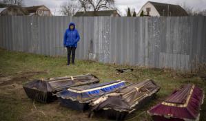 Exhuman fosa común en localidad de Ucrania