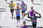 Corredores ucranianos muestran su orgullo en Maratón de Boston Corredores ucranianos muestran su orgullo en Maratón de Boston