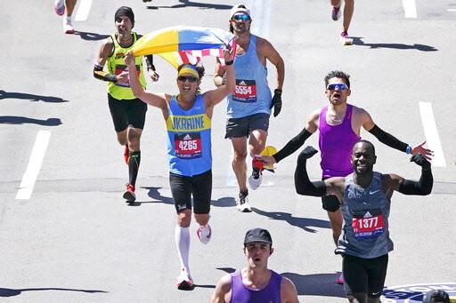 Corredores ucranianos muestran su orgullo en Maratón de Boston