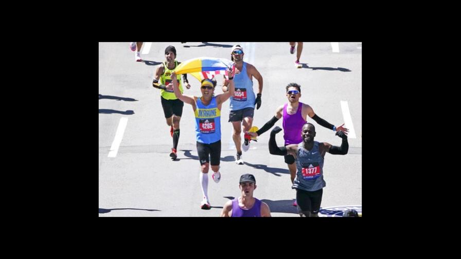 Corredores ucranianos muestran su orgullo en Maratón de Boston
