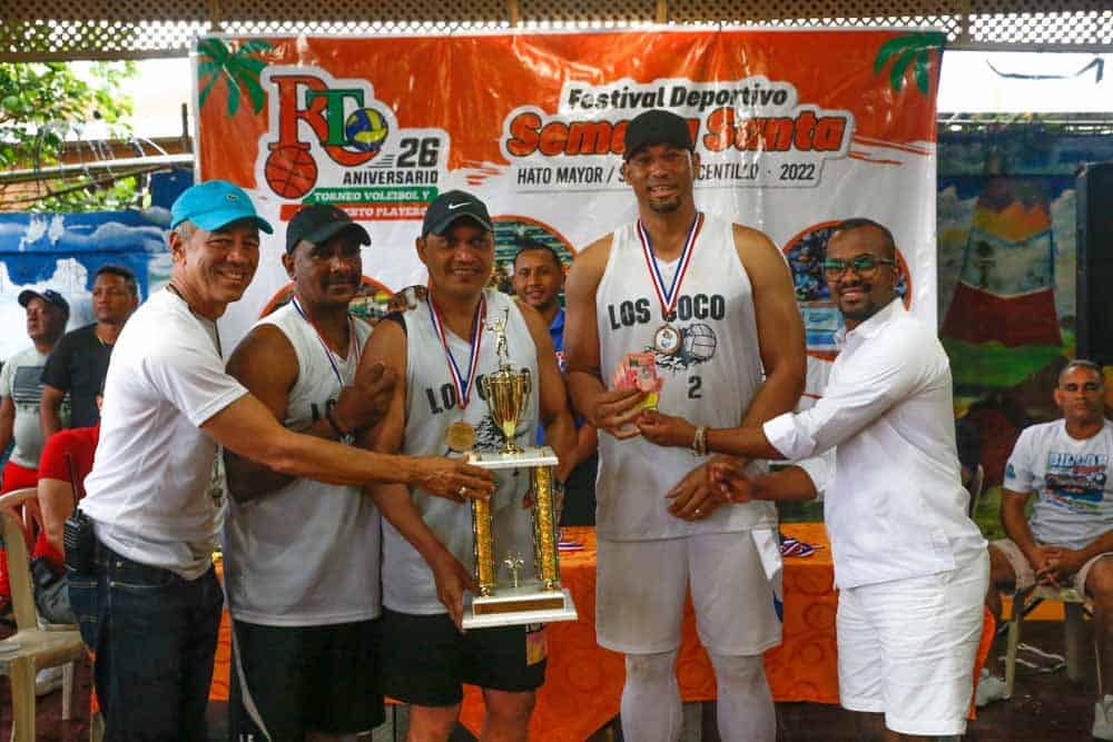 El equipo Los Cocos, ganadores del primer lugar en la categoría añeja, en el torneo de voleibol playero del Festival Deportivo Hato Mayor/Vicentillo 2022.&nbsp;