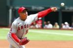 Los Angelinos derrotan a Texas; Trout recibe pelotazo en la mano