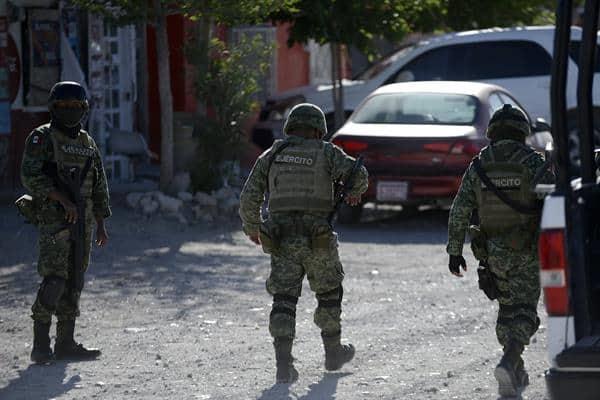Sicarios asesinan a tiros a un policía y su esposa en norte de México