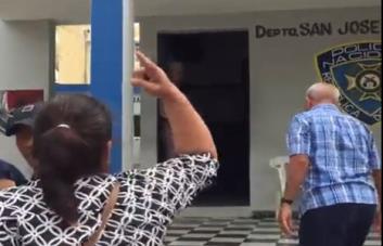 Familiares de joven muerto en Ocoa vociferan “asesinos” a agentes en destacamento