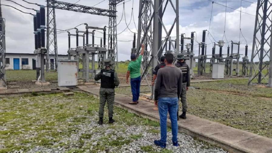 Militares venezolanos resguardan sistema eléctrico tras apagón en 10 estados