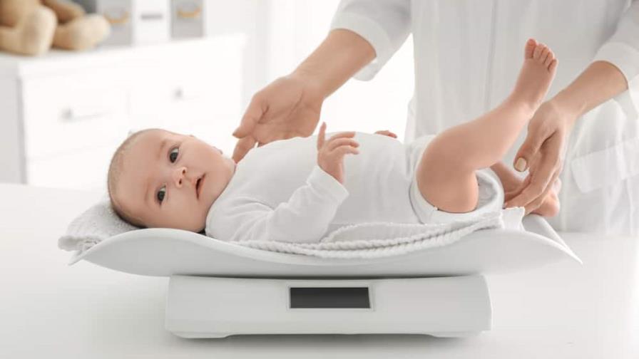 Se hace viral madre que  quiso saber el peso de su bebé mientras compraba helado