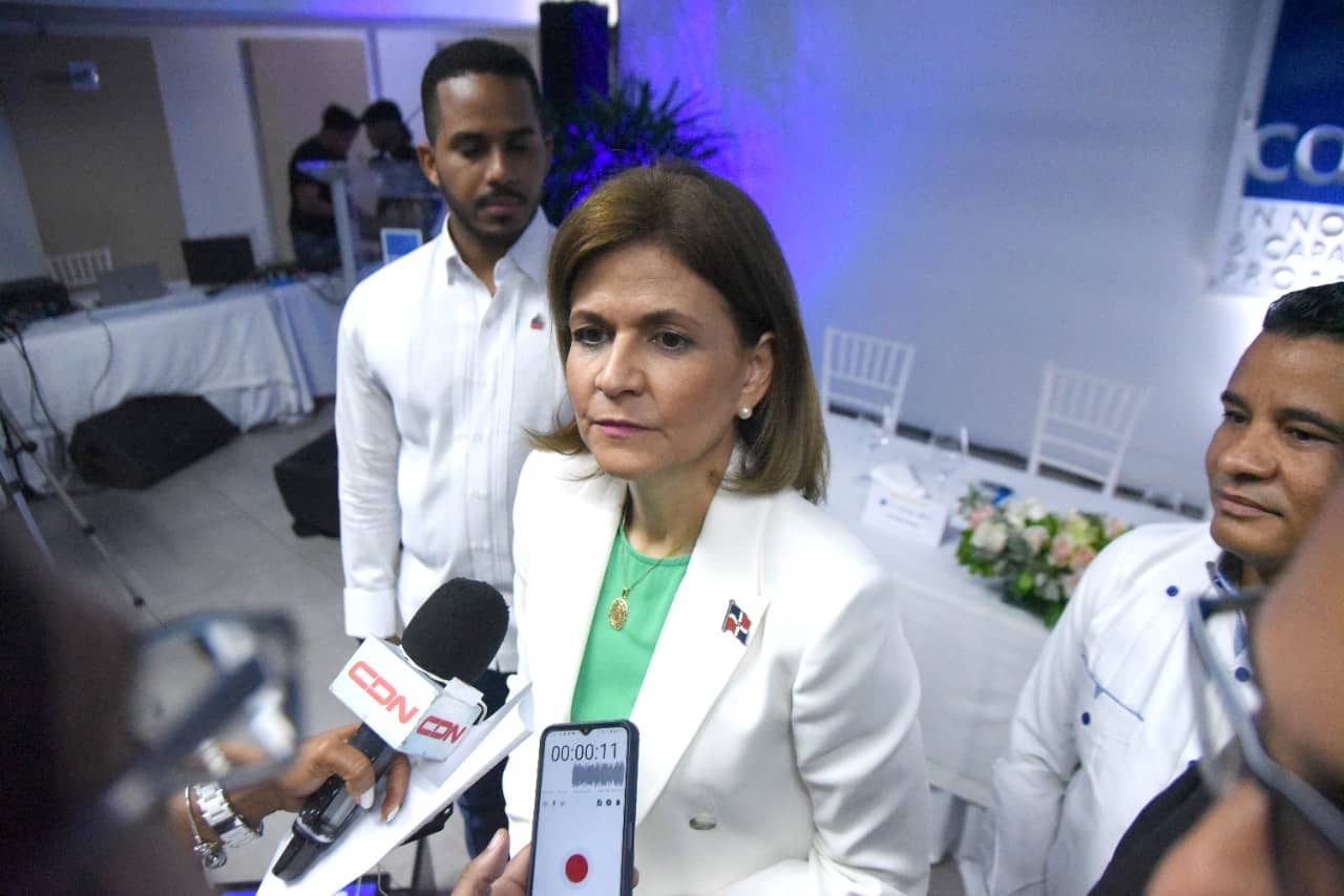 La vicepresidenta de la República, Raquel Peña, habla con los medios de comunicación tras participar como oradora del almuerzo empresarial de Capex.