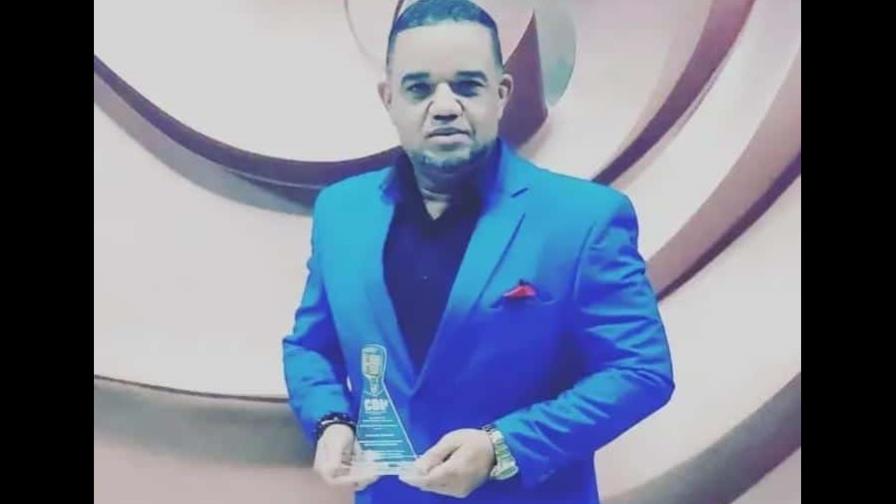 Colegio de Locutores entrega reconocimiento especial al periodista y locutor Leonardo Mercedes 