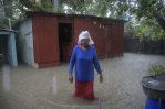 Señora de 80 años está cansada de sacar agua de su casa inundada por las lluvias