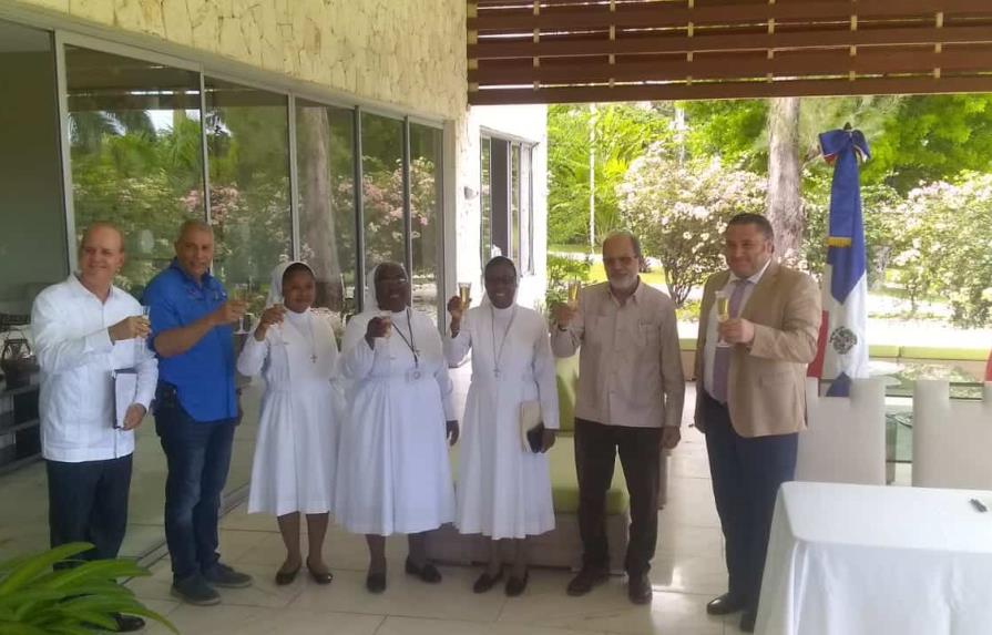 PUCMM firma acuerdo con escuela de hotelería de Haití