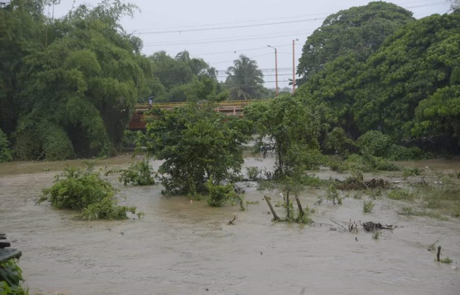 Aguaceros provocan el desborde del río Anamuyita en Higüey