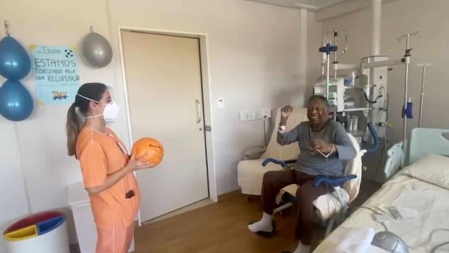 Pelé hospitalizado de nuevo para seguir tratamiento