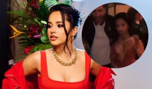 La acción viral de Becky G mientras posaba con hombre para una foto