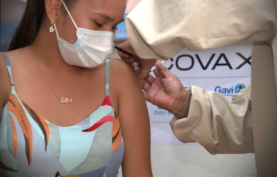 Dos tercios de la población de América Latina y el Caribe ya está vacunada contra la COVID-19